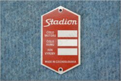 štítek typový ( Stadion ) červený / 70x40