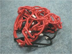 síťka na přilbu - červená ( MCN ) ocelové háky